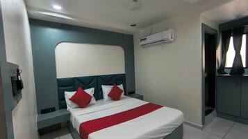 Chambre Double Deluxe, vue ville | Coffres-forts dans les chambres, bureau
