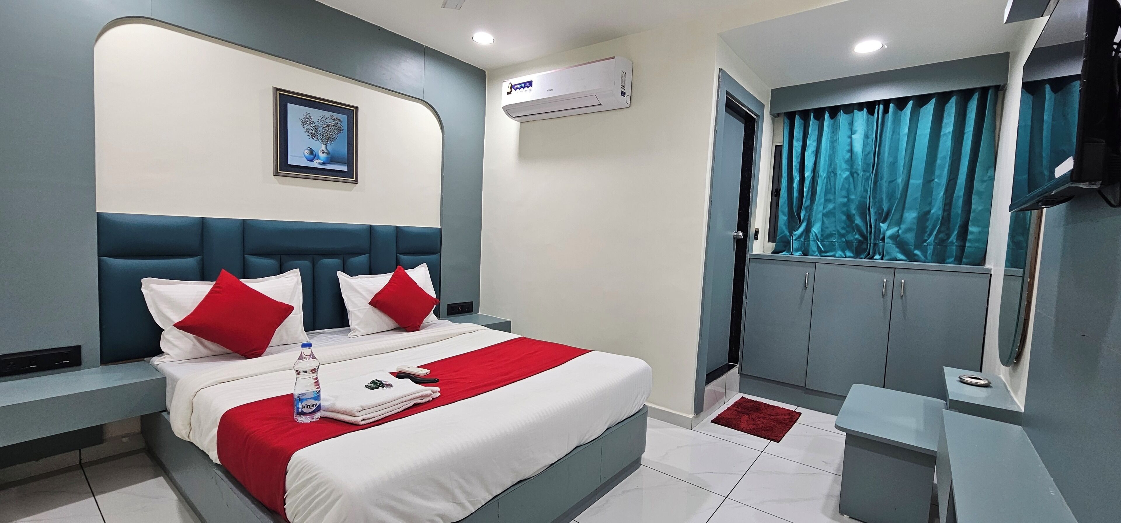 Quarto casal luxo, vista para a cidade | Cofres nos quartos, escrivaninha, espaço de trabalho para notebook