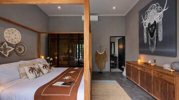 Un dormitorio con una cama grande, cabecera de madera, armario y una obra de arte en la pared.