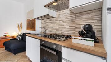 Coffee/tea maker, fridge, microwave, oven
