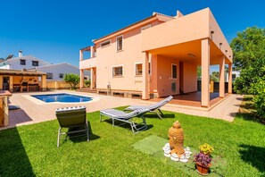 A two-story house with a swimming pool, outdoor seating, and a well-maintained lawn. - Cubo's Amapola House / Private pool / BBQ / Free Wi-Fi (Alhaurin de la Torre)