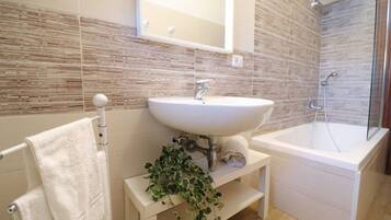 Haartrockner, Bidet, Handtücher