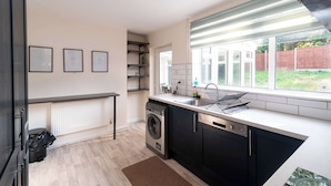 Private kitchen - Spacious 3 Bed House nr Chesterfield & Mansfield (Doe Lea)