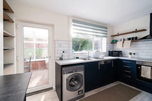 Comfortable 3 Bed House nr Chesterfield w Garden