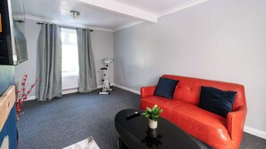 Living area - Spacious 3 Bed House nr Chesterfield & Mansfield (Doe Lea)