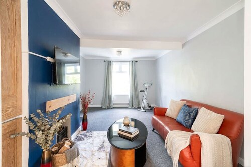 Comfortable 3 Bed House nr Chesterfield w Garden