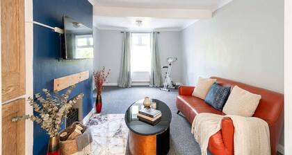 Comfortable 3 Bed House nr Chesterfield w Garden