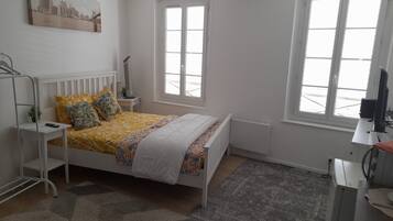 1 slaapkamer, een strijkplank/strijkijzer, wifi, beddengoed