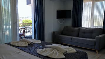 Habitación estándar, balcón, vista a la playa | Escritorio