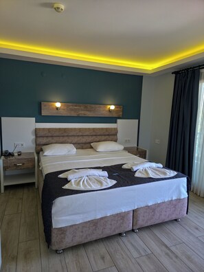 Quarto standard, sacada, vista para a praia | Escrivaninha