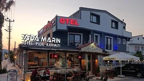 Un hotel con un letrero que dice 'OTEL' y 'ADA MARIN HOTEL PIDE KAHVALTI'.