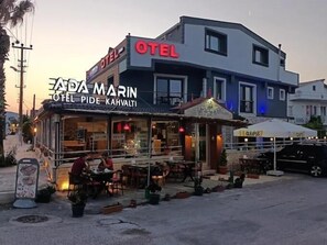 Deluxe-Dreibettzimmer, Balkon, Strandblick | Außenbereich