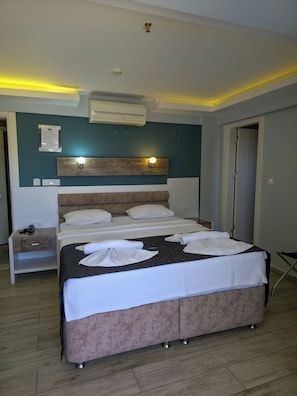 Quarto standard, sacada, vista para a praia | Escrivaninha