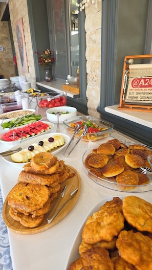 Daily buffet breakfast for a fee
