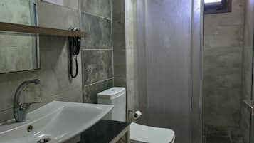 Standardzimmer, Balkon, Strandblick | Badezimmer | Dusche, Haartrockner, Handtücher, Seife