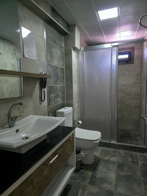 Quarto standard, sacada, vista para a praia | Banheiro | Chuveiro, secador de cabelo, toalhas de banho, sabonete