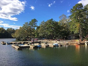 A lakeside dock with boats, surrounded by trees and a clear sky. - Pet-Friendly Room | Free Breakfast (Williamsburg)