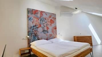 Double Room (No 14) | WiFi (free), individually decorated, bed sheets