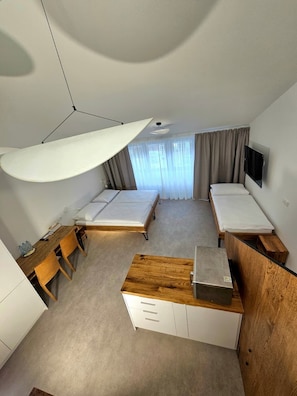 Wifi gratis, decoración personalizada y ropa de cama 