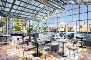 Dining - Steps to Union Square + Rooftop Bar & Gym (San Francisco)