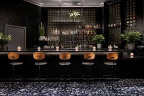 Bar (on property) - Steps to Union Square + Rooftop Bar & Gym (San Francisco)