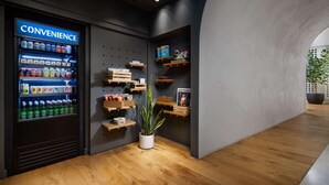 Une épicerie moderne dotée d’un rayon réfrigéré et d’étagères en bois.