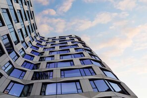 A modern building with a curved facade and numerous windows. - Close to Union Square + Rooftop Restaurant & Bar (San Francisco)