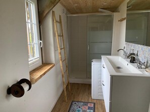Shower, hair dryer, towels, toilet paper - Vrbo Property (Saint-Christophe-sur-Condé)