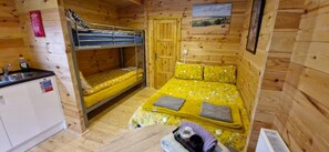 1 bedroom, iron/ironing board, WiFi (free), bed sheets - Bluebell Lodge Dog Friendly, nr Anderby Creek (Alford)