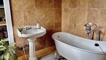 Serviettes fournies, savon, papier toilette