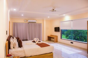 Desk, WiFi (free) - Mandu's Green Valley Resort (Mandav)