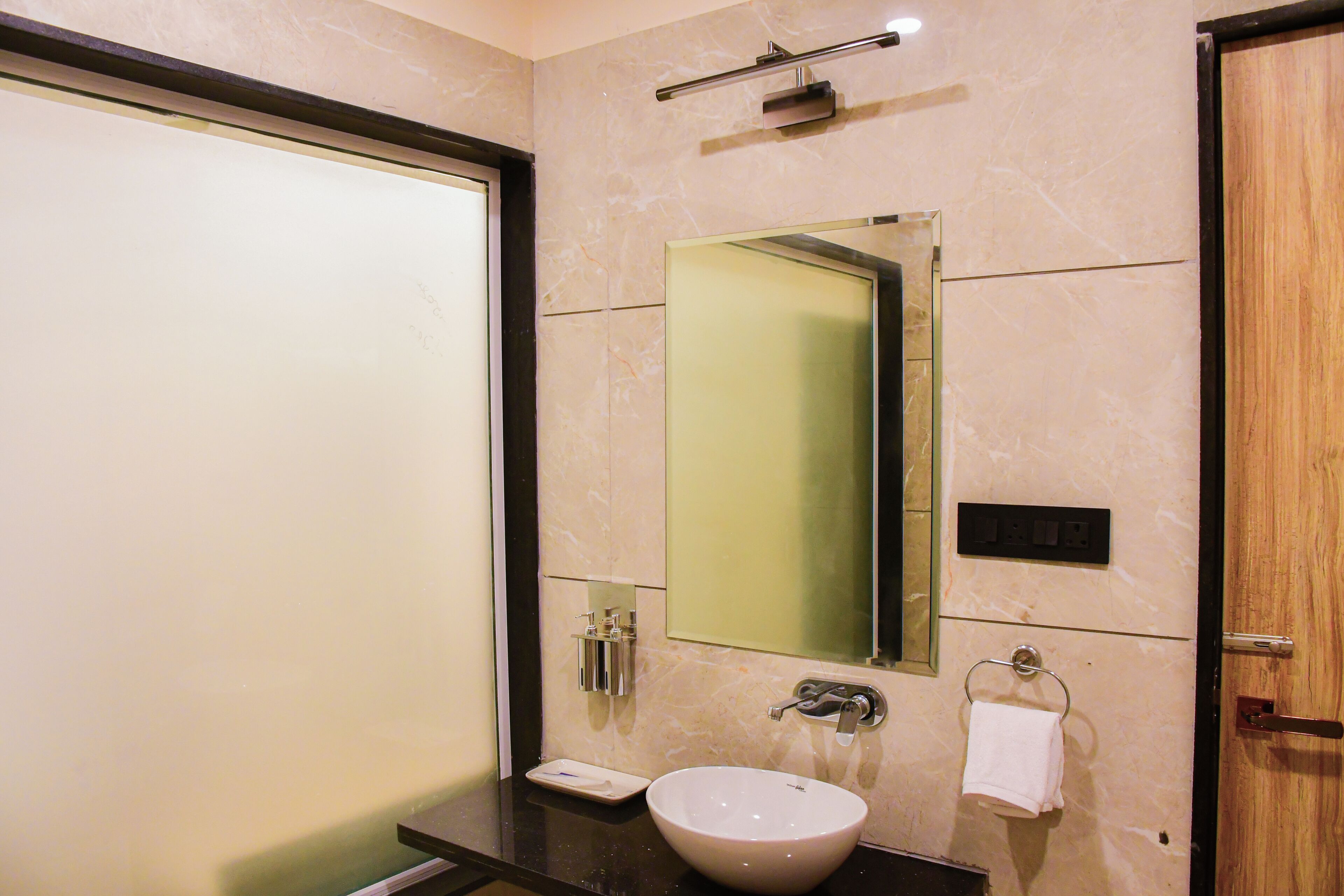 Deluxe Room | Bathroom | Shower, free toiletries, towels