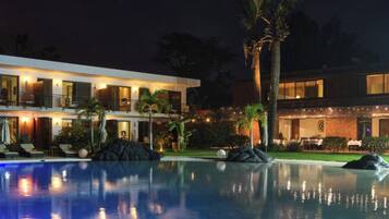 Una piscina al aire libre