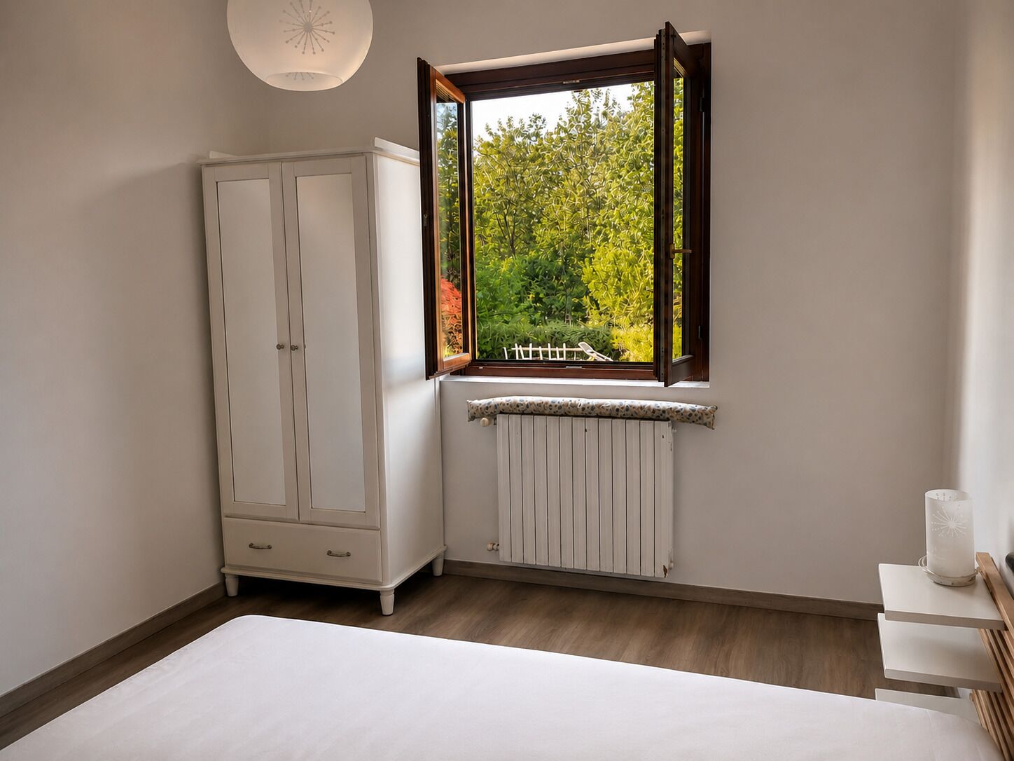 4 Schlafzimmer, Bügeleisen/Bügelbrett