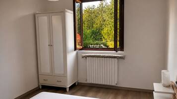 4 Schlafzimmer, Bügeleisen/Bügelbrett
