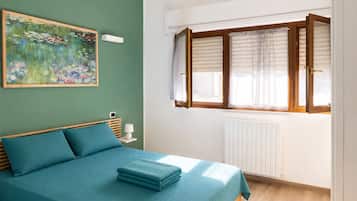 4 habitaciones y tabla de planchar con plancha