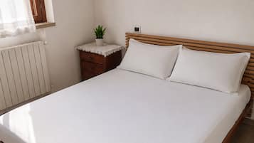 4 habitaciones y tabla de planchar con plancha