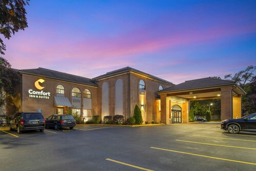 Quick Access to Chicago + Free Breakfast & Parking