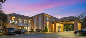 Quick Access to Chicago + Free Breakfast & Parking