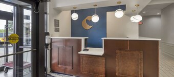 Quick Access to Chicago + Free Breakfast & Parking