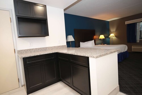 Near Diamond Lake Beach + Parking & Kitchenette