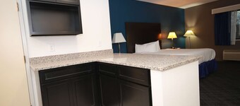 Near Diamond Lake Beach + Parking & Kitchenette