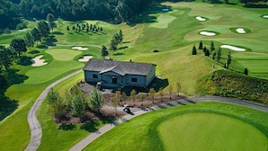 A golf course with a house on a hill, surrounded by trees and sand bunkers. - Easy Access To Downtown + Free Parking&Restaurant (Pittsburgh)