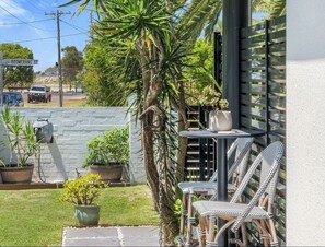 Outdoor dining - Little Gecko Retreat: 100m to the beach and lake, pet friendly (Lake Cathie)
