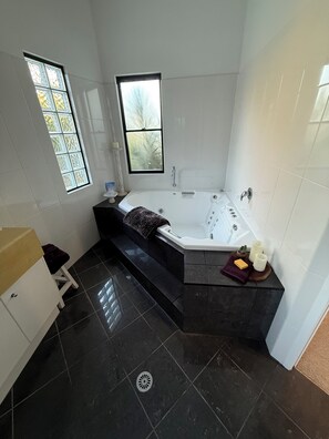 Bathroom - Little Gecko Retreat: 100m to the beach and lake, pet friendly (Lake Cathie)