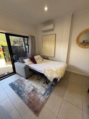 Room - Little Gecko Retreat: 100m to the beach and lake, pet friendly (Lake Cathie)