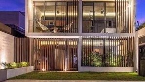 Un edifici modern d'alguns pisos, amb balcons i grans finestres.