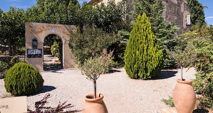 Suites for 4 people—with private bathroom—in the heart of a Provençal vineyard!