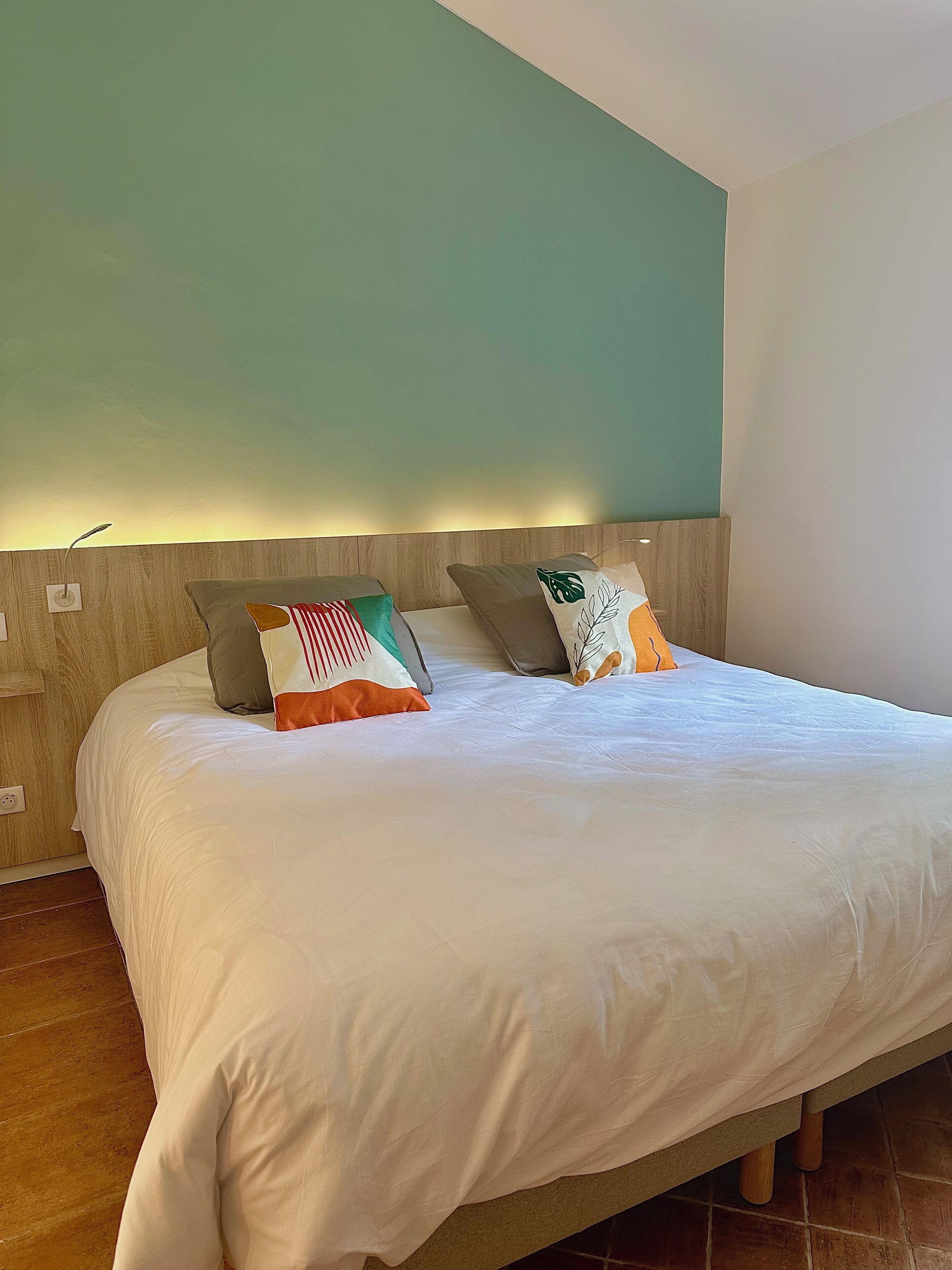 2 bedrooms, internet, bed sheets