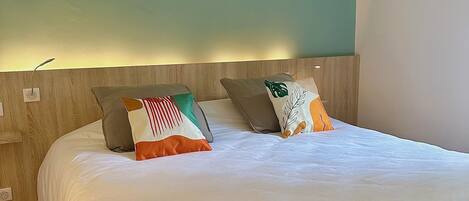 2 bedrooms, internet, bed sheets